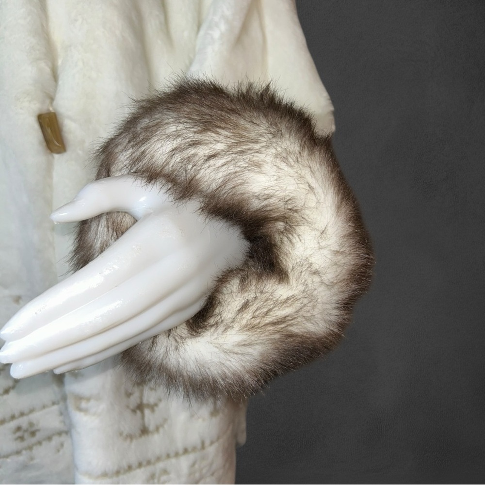 Coldwater CreekVintage-Style White Faux Fur Coat with Brown Accents Size XL - Picture 11 of 16